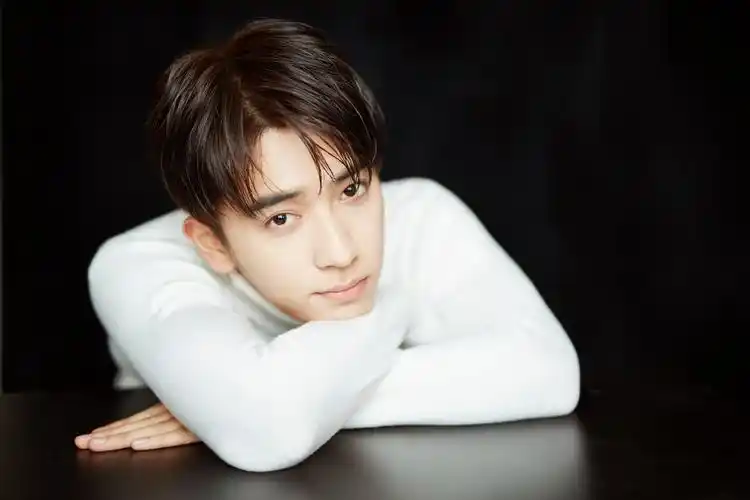 黑瞳少年陈若轩春日写真曝光 白衣明眸干净帅气