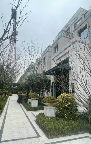 叠拼入户门头既强调了古典建筑厚重对称的体量感,又保留了细部装饰