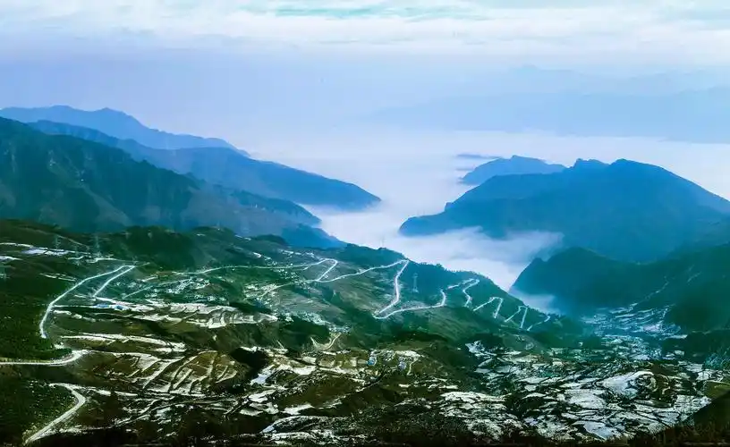 壮美惊艳凉山的路山崦里几许云烟来去