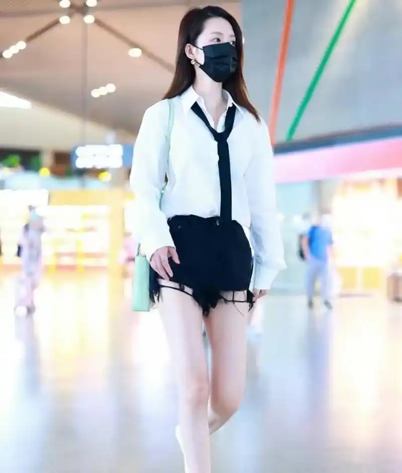 深黑色的牛仔短裤,这样别致的牛仔短裤穿在李沁身上也是别有一番风味.