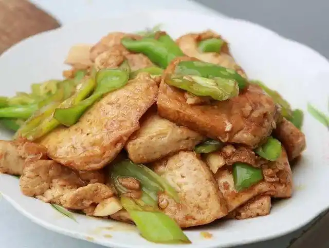 【青椒炒豆腐】   5,出锅前加入少许鸡精调味即可.