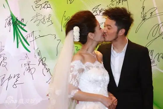 图文:沙溢胡可接待婚礼嘉宾-两人接吻