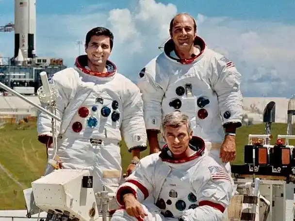 历史上的今天.53年前尼尔·阿姆斯特朗和埃德温·奥尔德林先后 - 抖音