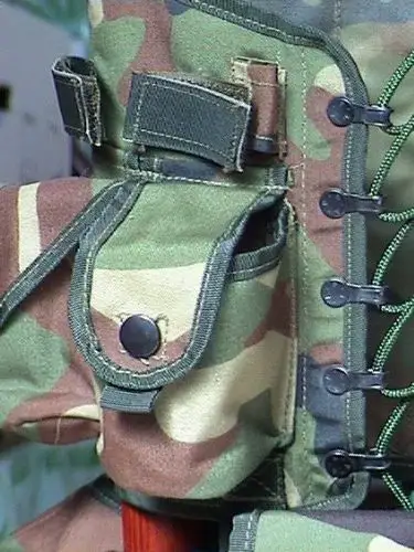 图文:95式步枪手携行具中的通用型手榴弹袋