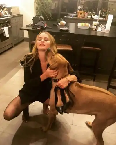 7月11日,espy颁奖盛典今日举行,雄鹿队老板的千金mallory edens一席