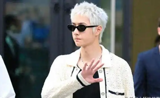 巴黎时装周结束,王一博超额完成曝光任务,引领香奈儿赢得赞誉