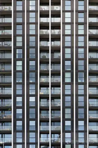 大楼里的玻璃阳台. 新社区的现代公寓楼. 建筑物纹理的窗户.