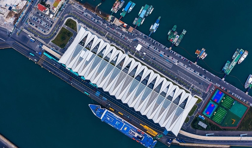 2020年9月25日,山东青岛市北区,航拍青岛国际邮轮母港,一邮轮正停靠在