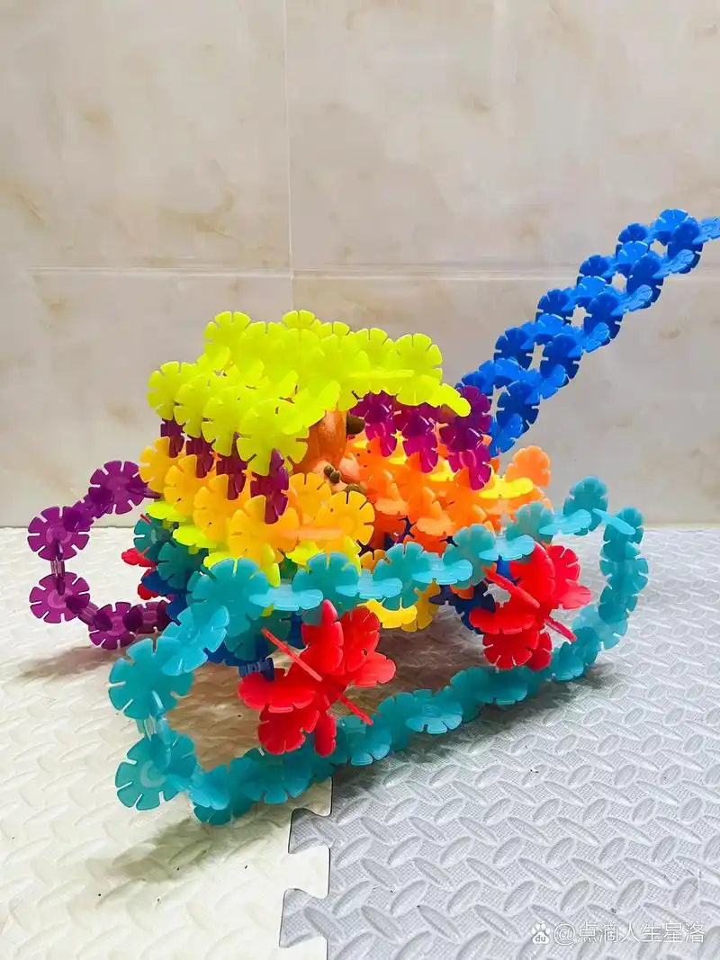 雪花片拼搭71566 原创|摸索着拼出一架坦克 真的是万物皆可雪花片