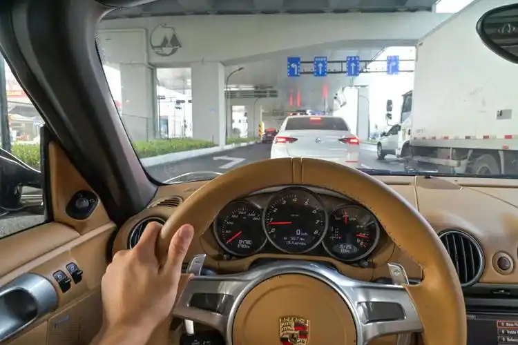 不到20 万,入手保时捷敞篷车,中置后驱,贴地飞行!-蘑菇号