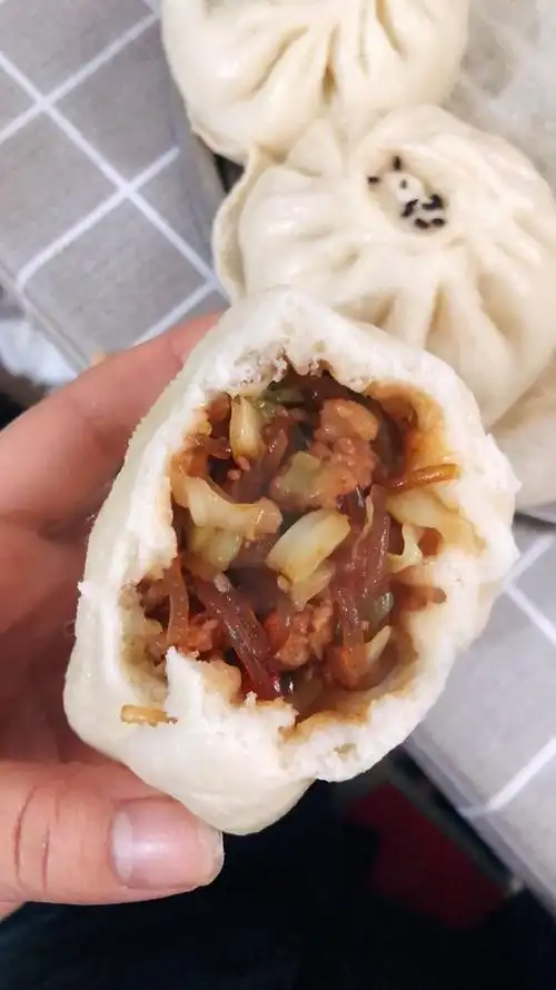 52小熊爱妈妈做的家传炒肉粉条馅包子