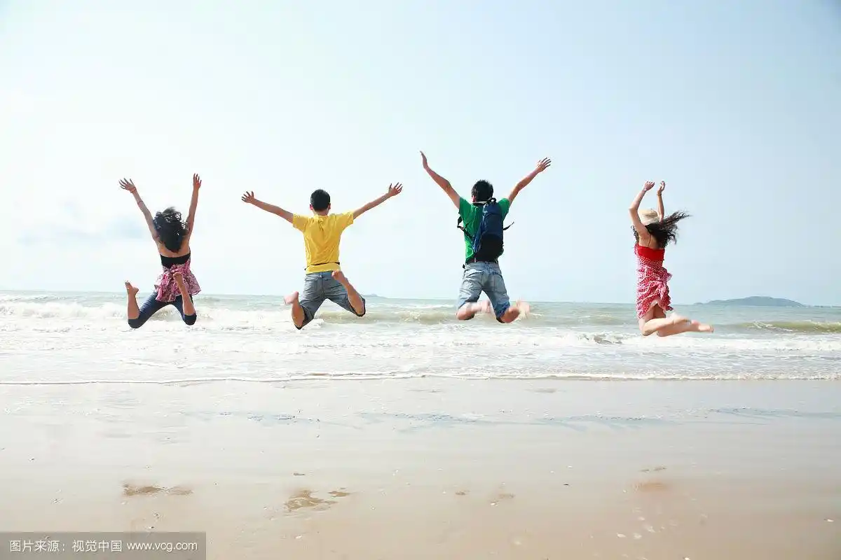 四个游客在漂亮的海滩上