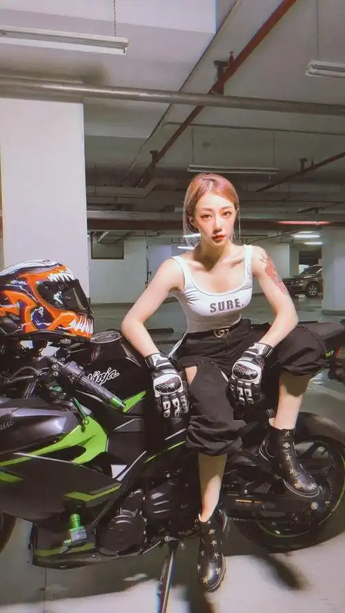 机车女孩mermaid小小美霸气驾驭川崎400超酷重骑机车女孩图走红