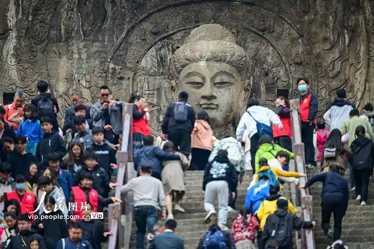 河南洛阳龙门石窟游人如织