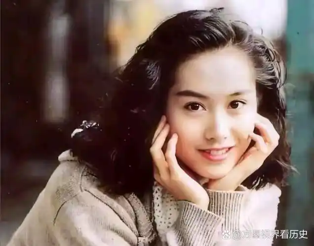 年轻时的朱茵和黄圣依真的很像,不过,整体来看我觉得黄圣依更漂亮