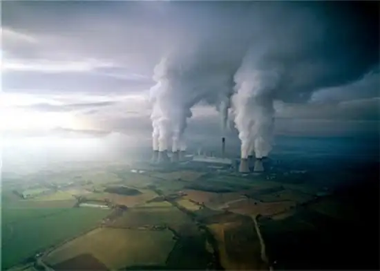 为英国的一家燃煤电厂正在排放废气.