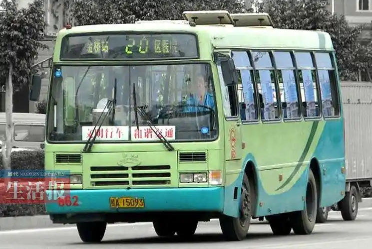 高清:南宁无车日车来车往依旧堵 低碳出行路还长 (4)