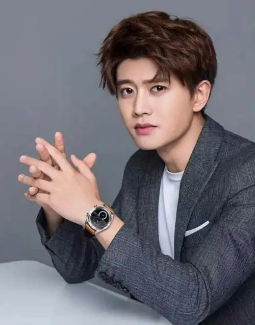 任嘉伦个人简介资料(任嘉伦:从运动员到明星,爆红时公布恋情,如今一家