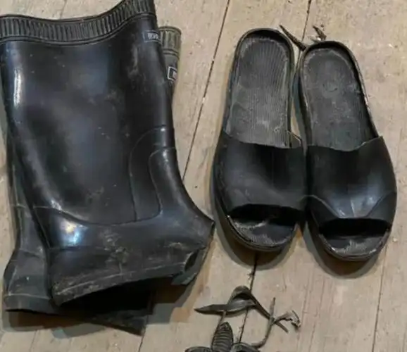 广西老奶奶舍不得丢弃雨鞋没想到居然改废为宝把雨鞋变成拖鞋