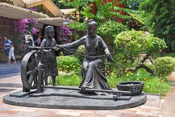 各具特色的民俗小品雕塑,点缀着步行街区文化风景线