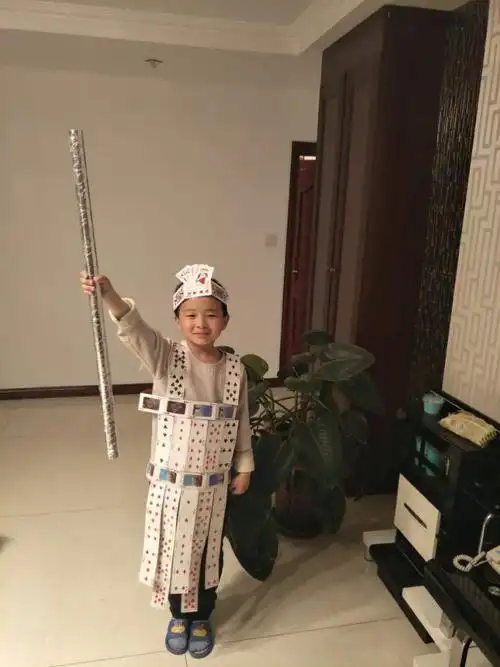 新宁路小学二年级三班环保时装秀作品(副本)