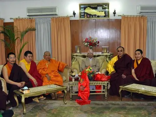 尼泊尔总理尼帕尔亲切接见噶陀直美信雄大士