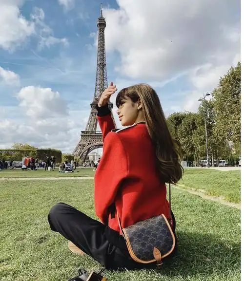 22岁lisa身材这身材女星里罕见!穿红色外套搭白t恤,少女感爆棚