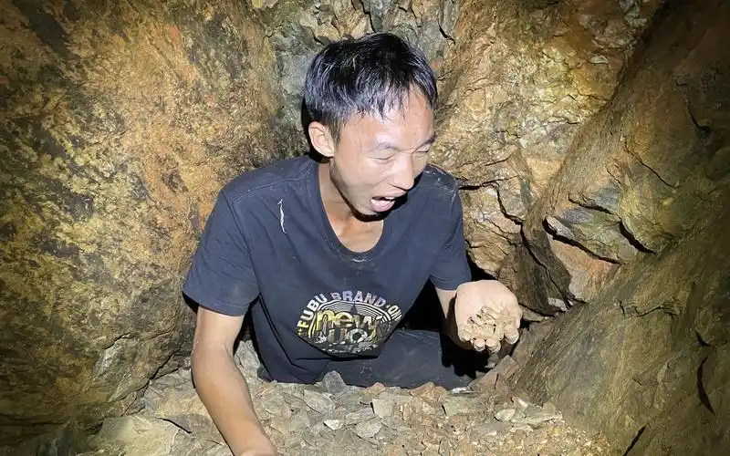 江西大山寻找山洞,没想到寻找到一个金矿洞,总算见过金矿了_哔哩哔哩