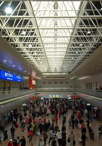 1月15日,旅客在北京西站二楼候车室检票乘车