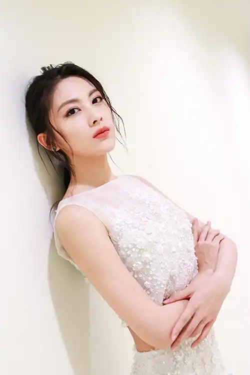 王祉萱热搜女王开播关棠勇闯娱乐圈气场全开