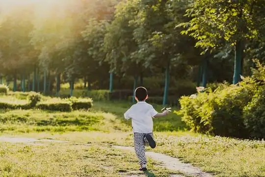 奔跑的小孩图片