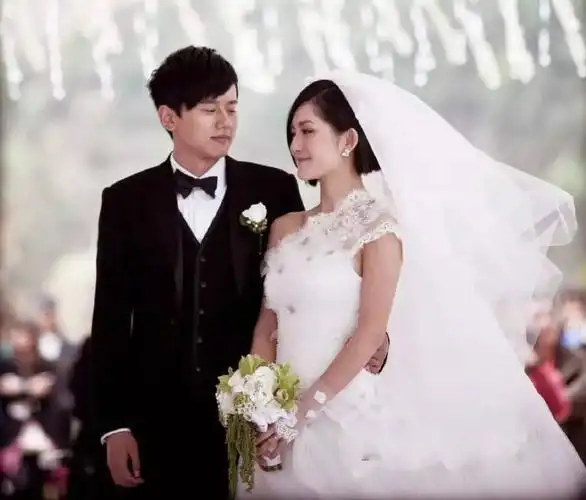 张杰谢娜结婚十周年,牵手重游香格里拉幸福甜蜜,粉丝走心评论