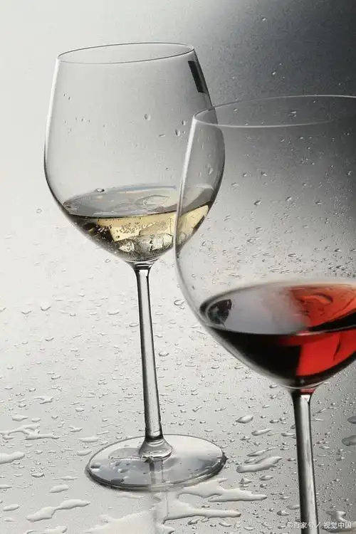 人生感悟:如今我们深夜饮酒,杯子碰到一起,都是梦破碎的声音