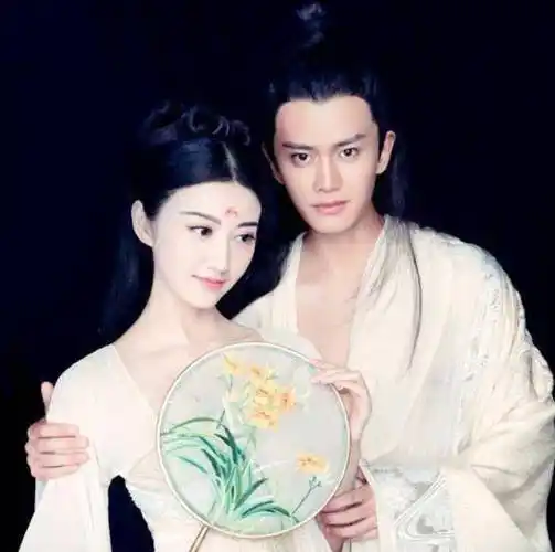 任嘉伦凭《锦衣之下》再次爆红,公开结婚后,他老婆却变成了这样_聂欢