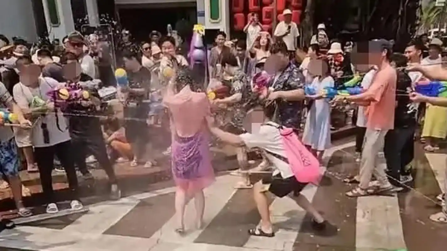 【媒体:耍流氓行为别碰瓷泼水节了】 近日,女生在"泼水节"被过度泼水