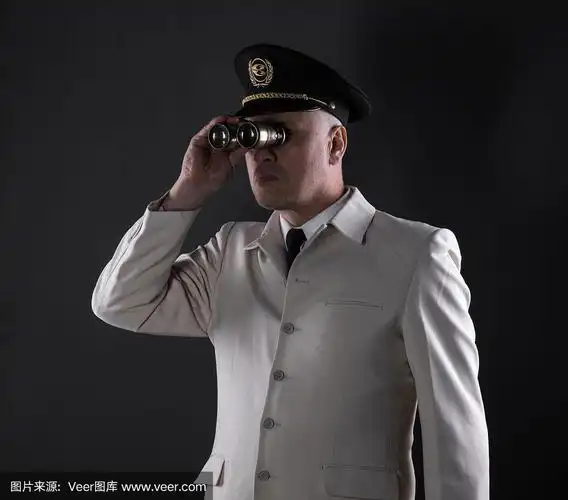 穿着白色西装的船长