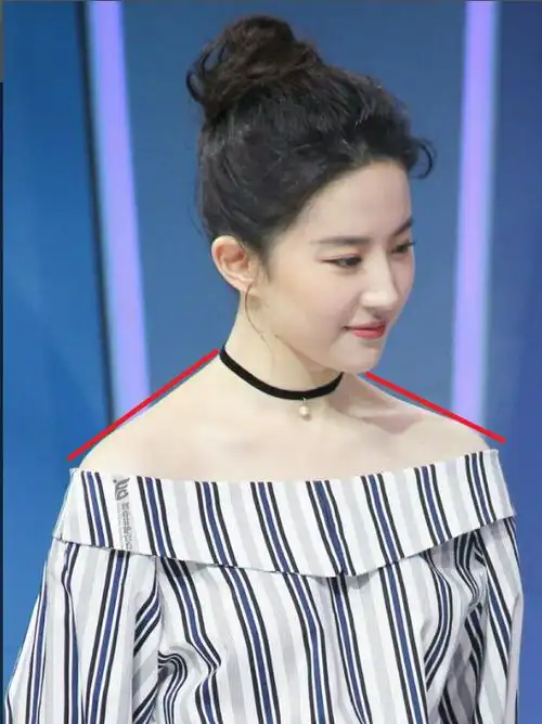 别再追求直角肩了,刘亦菲让你明白,"溜肩"也能美得高贵又典雅