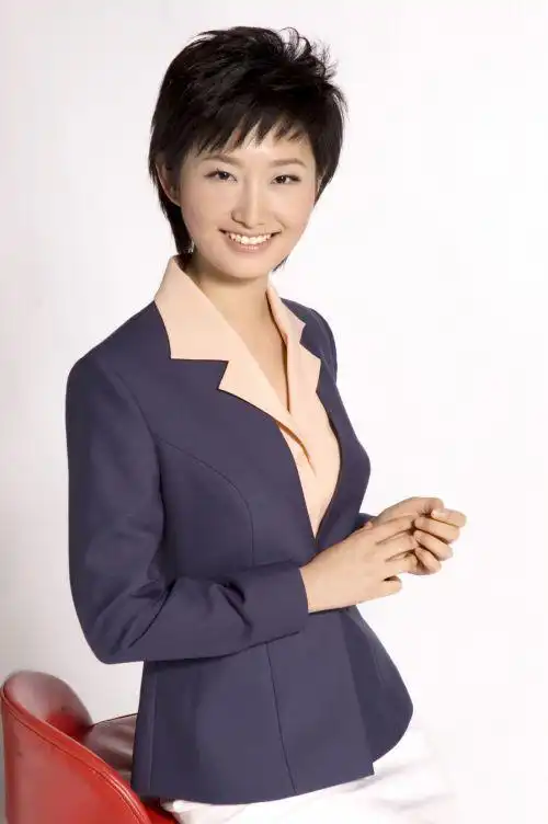 专业为播音与主持艺术,毕业后进入河南电视台新闻中心工作,先后主持过