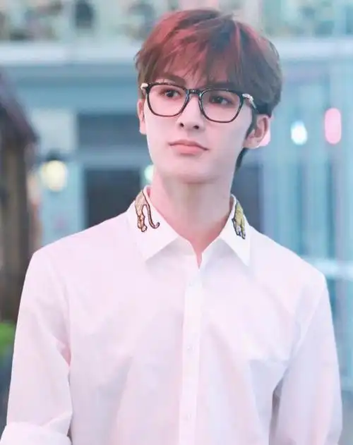 这是谁家的帅气学长呀?朱正廷白衬衫加黑框眼镜,学院风十足!