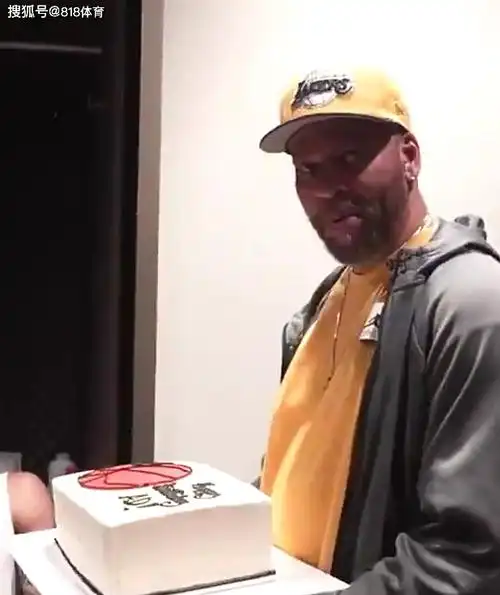 原创排面浓眉生日父亲更衣室送上蛋糕席菲诺领唱生日歌詹皇陪笑脸