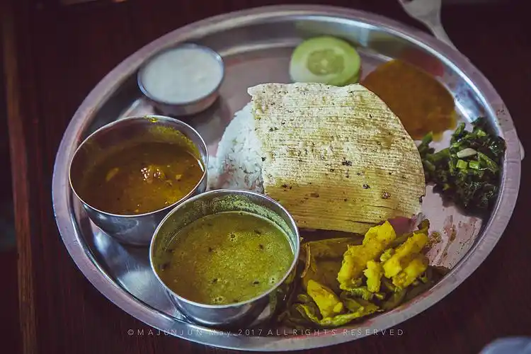 各种酱料汤汁混合的特色手抓饭鸡肉馅的尼泊尔饺子(momo),都是当地必