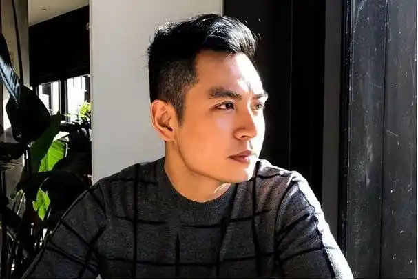 回顾主播何岩柯:是才子是孝子,陪母亲抗癌多年,父亲是国人骄傲