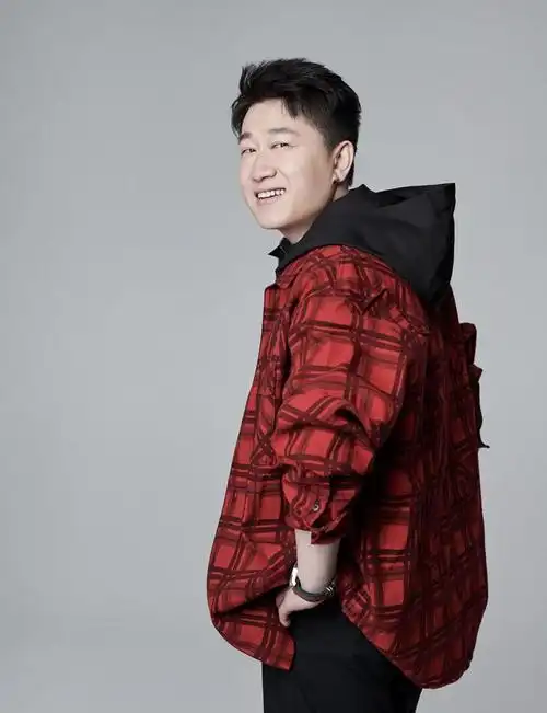 张鹤伦居家穿搭接地气,一身红色秋衣在家包饺子,在过本命年?_腾讯新闻