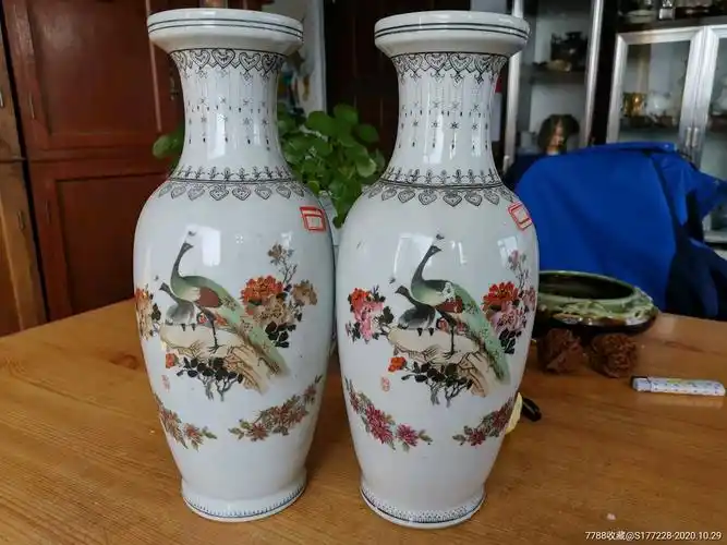 567年代精美手绘花卉孔雀诗文瓶一对