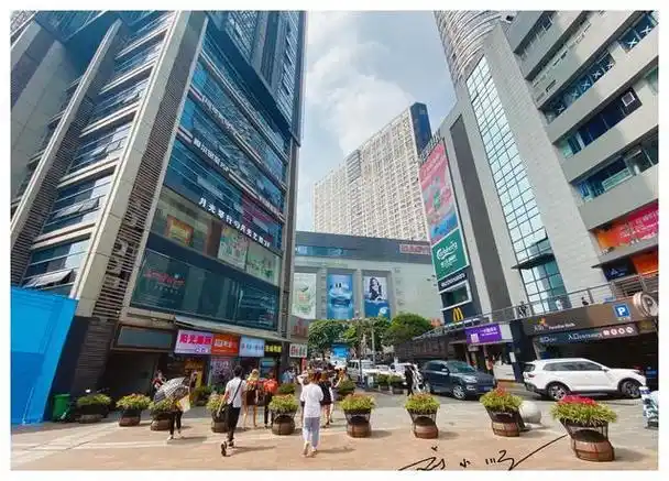 实拍重庆观音桥,高楼林立,美女如云,游客:不愧是重庆第一商圈