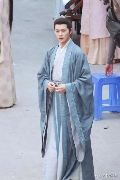 假脸假胸假腹肌,曹骏《山河枕》爆火,打脸了多少内娱流水线普男