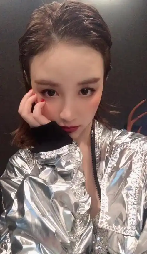 雪梨和老公在韩国街道浪漫散步,打扮时尚如韩剧现场