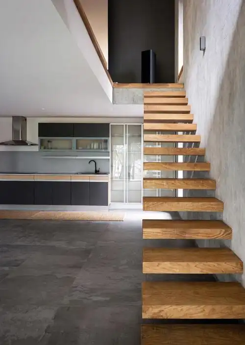 悬臂式的楼梯简洁,通透,富有设计感,同时也让整个空间变得轻盈起来.