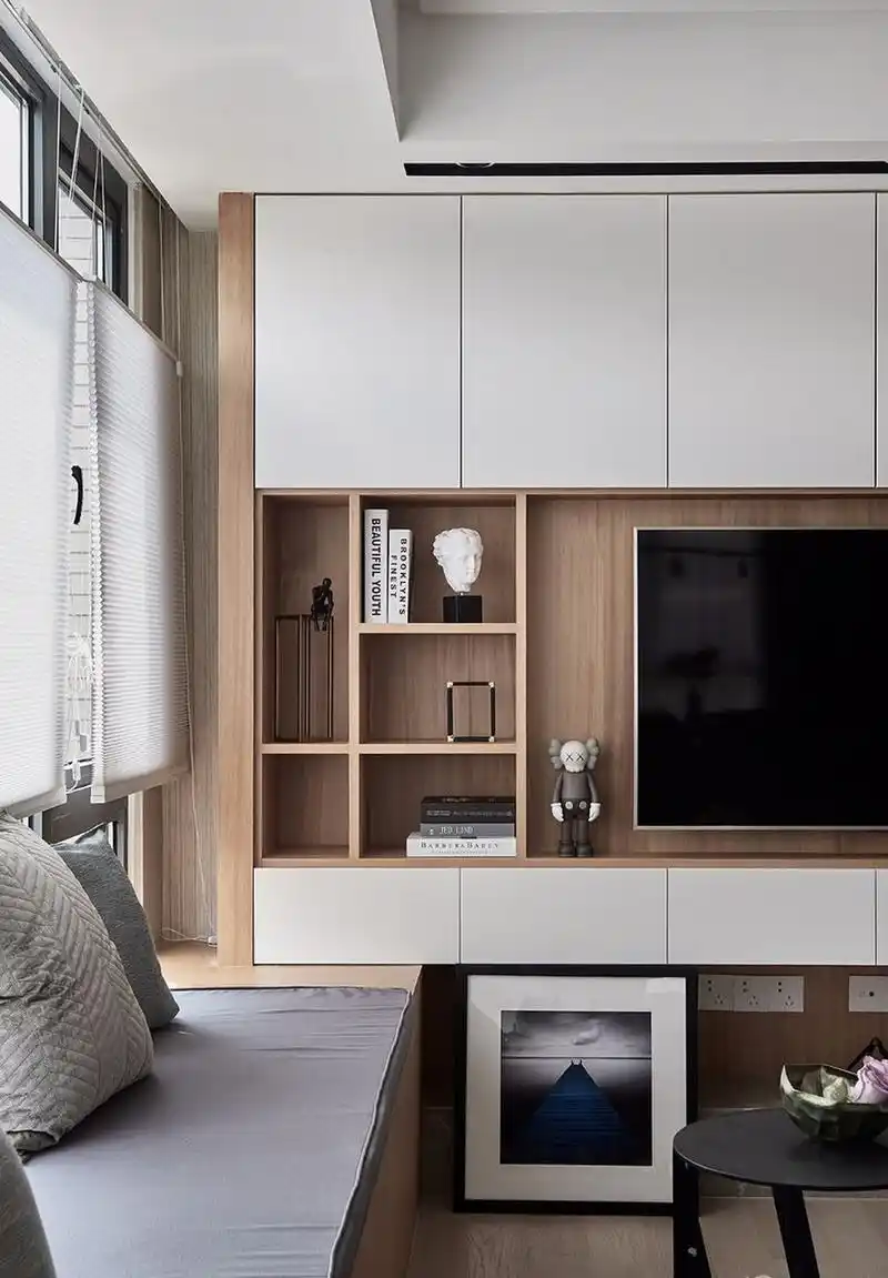 客厅飘窗设计独特,点缀木饰面从黑白灰中脱颖而出  #我在百度学装修