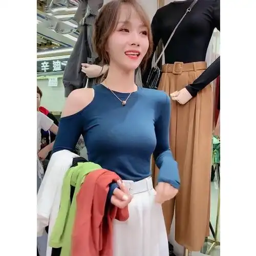 一折女装露肩破洞_网红卡卡女装同款春设计感小心机单肩破洞露肩修身